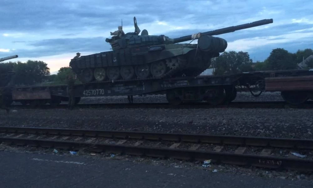 Η Ουκρανία μεταφέρει δεκάδες άρματα μάχης απέναντι από το Ντονένσκ